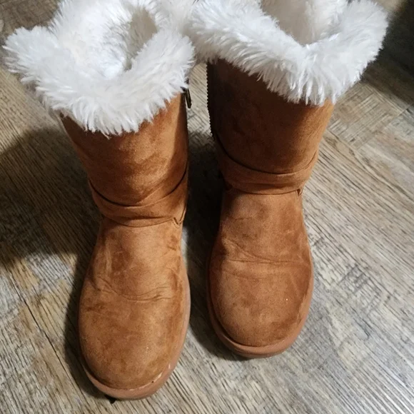 The Academy Brand Tan Boots with Gold Glitter and White Fur - Picture 2 of 6